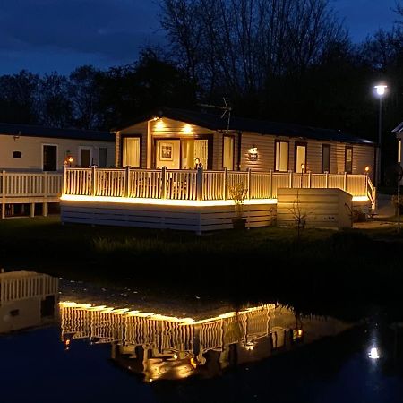 Auroras Dream Lodge - Hoburne Cotswolds Holiday Park 赛伦塞斯特 外观 照片
