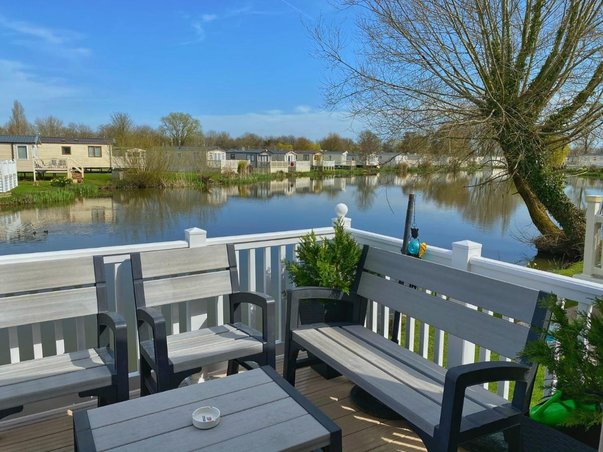 Auroras Dream Lodge - Hoburne Cotswolds Holiday Park 赛伦塞斯特 外观 照片