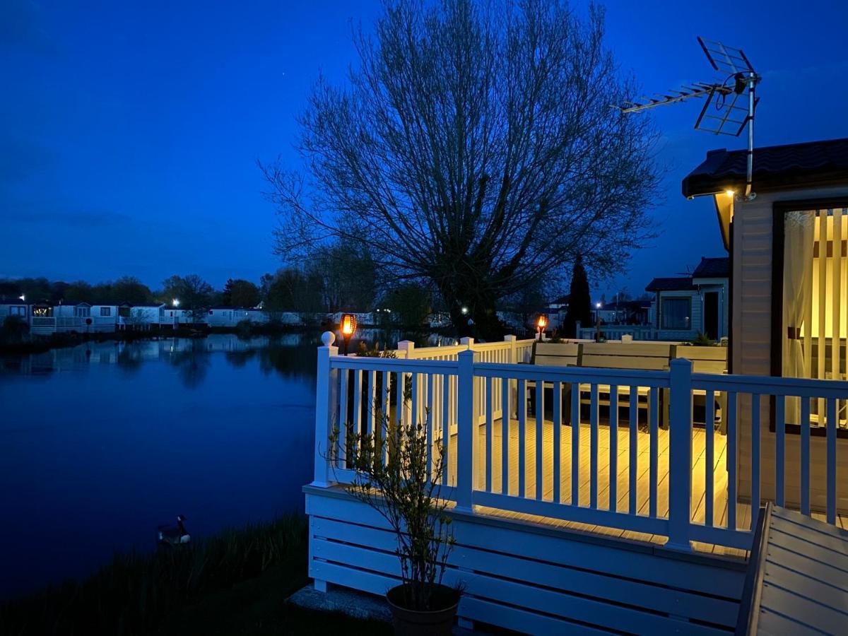 Auroras Dream Lodge - Hoburne Cotswolds Holiday Park 赛伦塞斯特 外观 照片