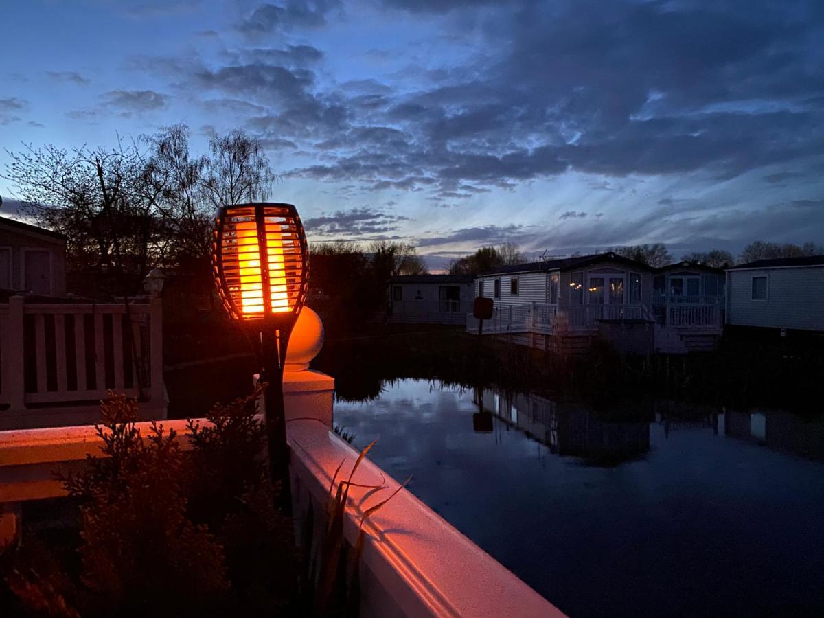 Auroras Dream Lodge - Hoburne Cotswolds Holiday Park 赛伦塞斯特 外观 照片