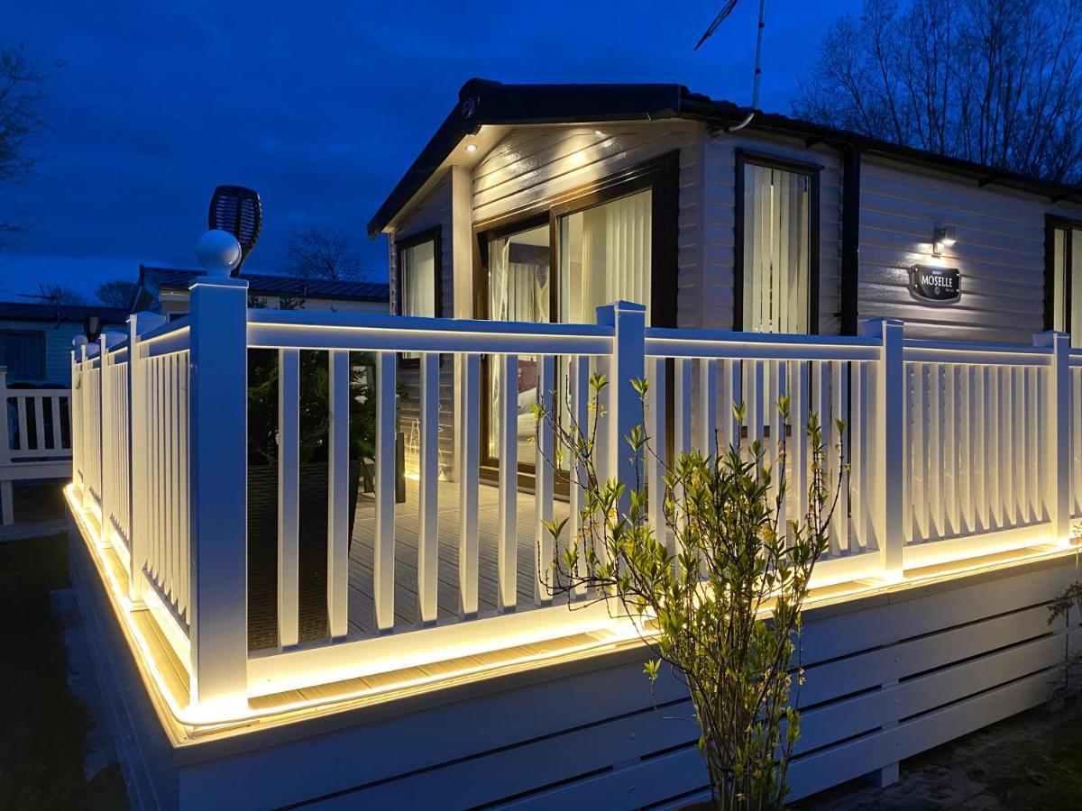Auroras Dream Lodge - Hoburne Cotswolds Holiday Park 赛伦塞斯特 外观 照片