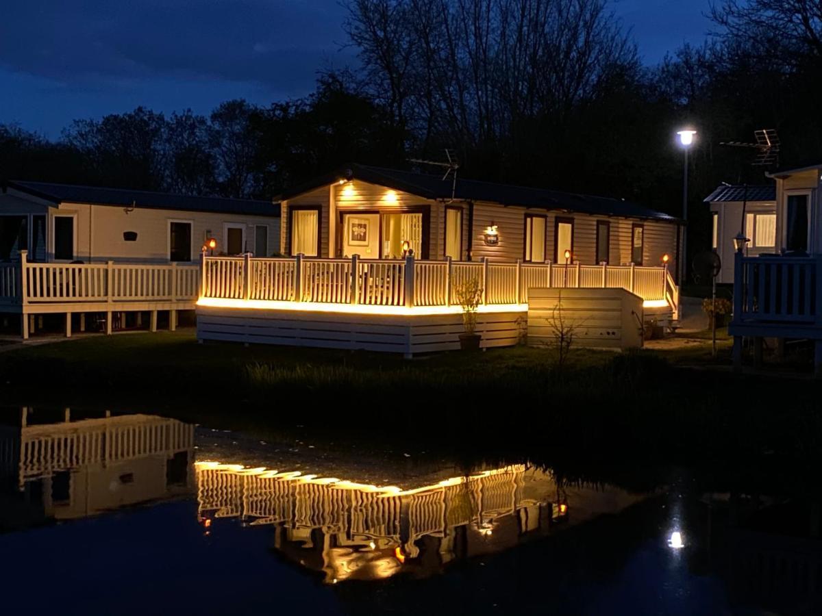 Auroras Dream Lodge - Hoburne Cotswolds Holiday Park 赛伦塞斯特 外观 照片
