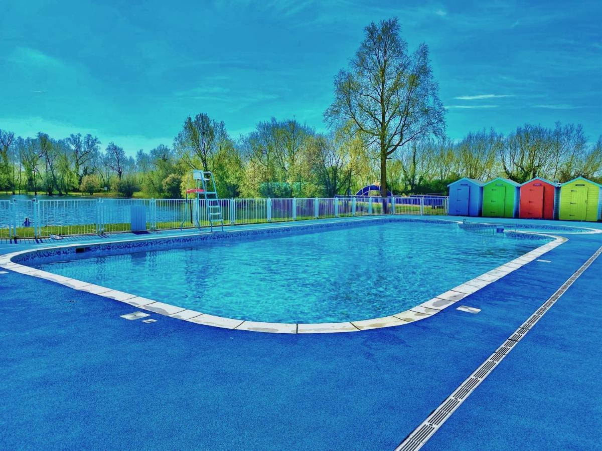 Auroras Dream Lodge - Hoburne Cotswolds Holiday Park 赛伦塞斯特 外观 照片