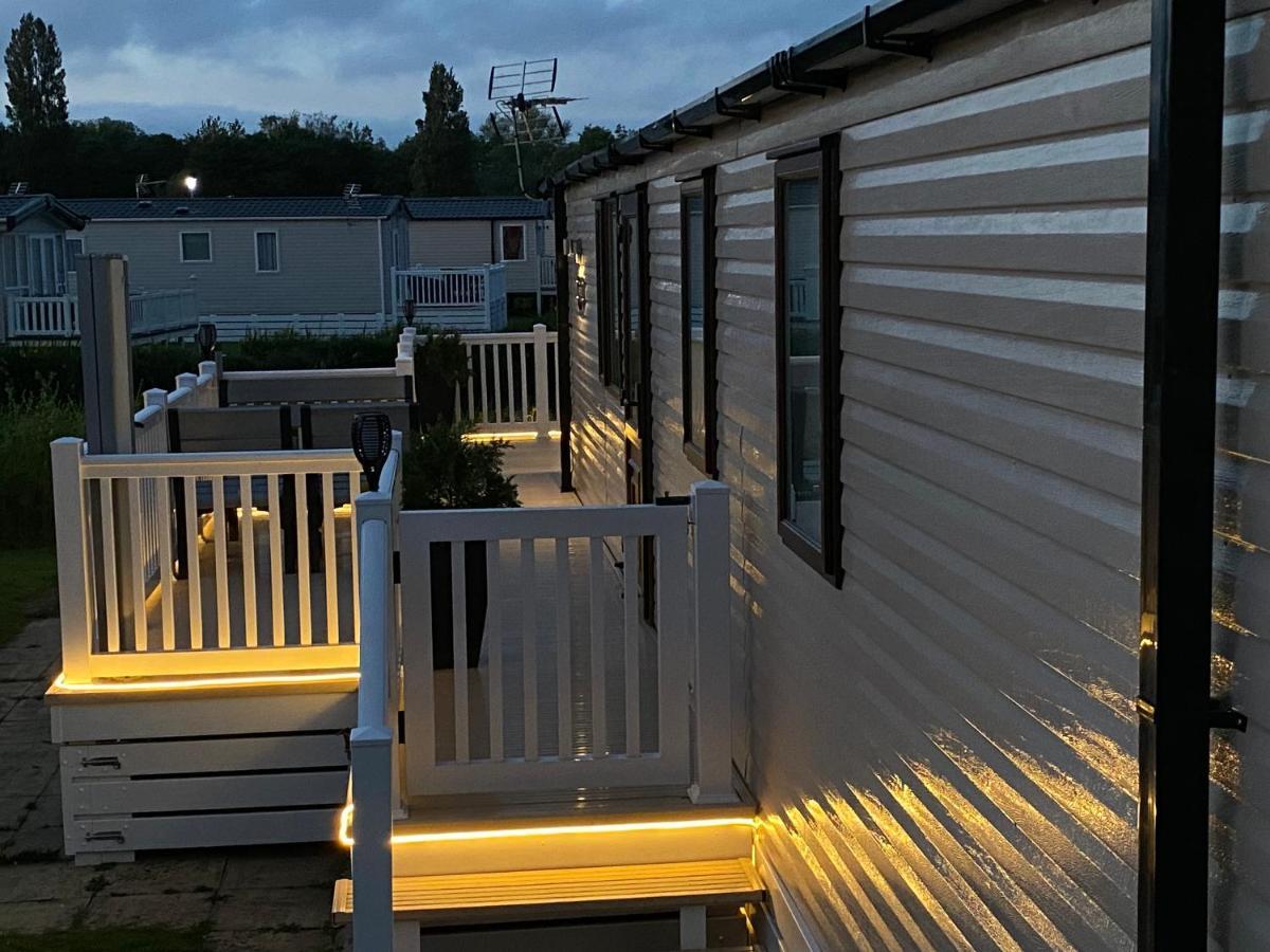 Auroras Dream Lodge - Hoburne Cotswolds Holiday Park 赛伦塞斯特 外观 照片