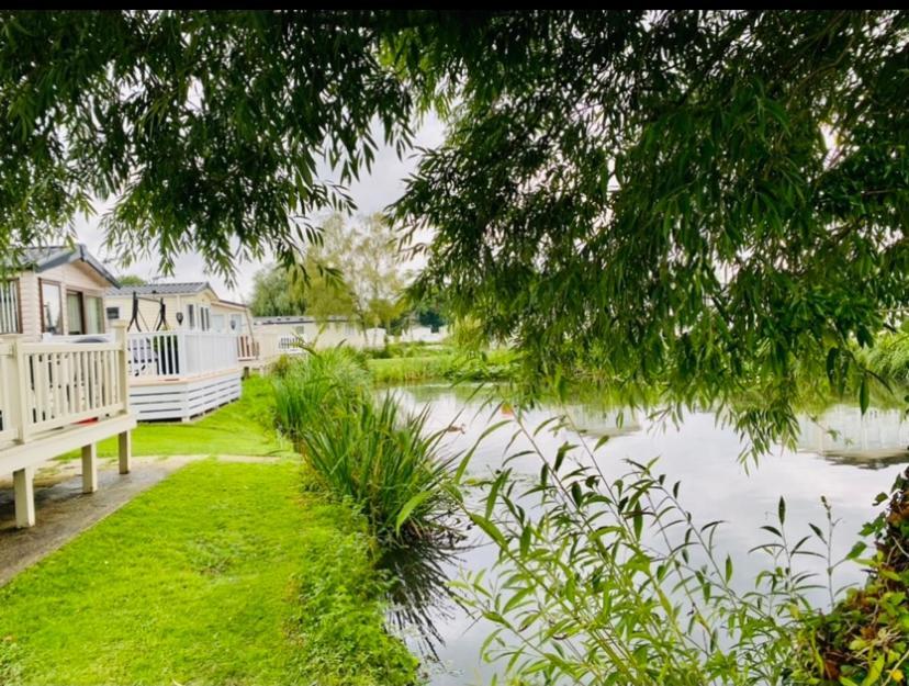 Auroras Dream Lodge - Hoburne Cotswolds Holiday Park 赛伦塞斯特 外观 照片