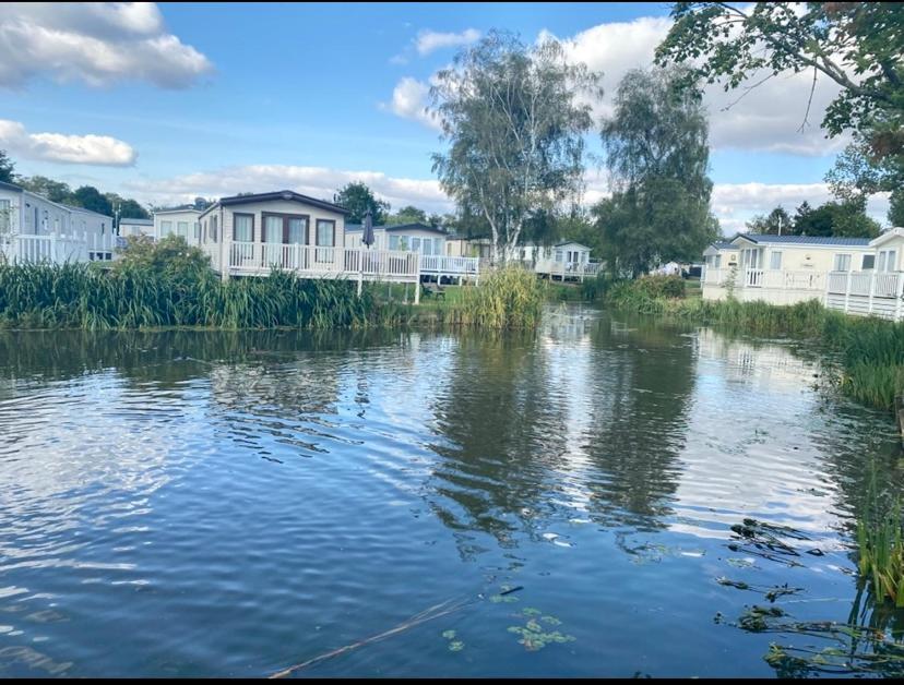 Auroras Dream Lodge - Hoburne Cotswolds Holiday Park 赛伦塞斯特 外观 照片